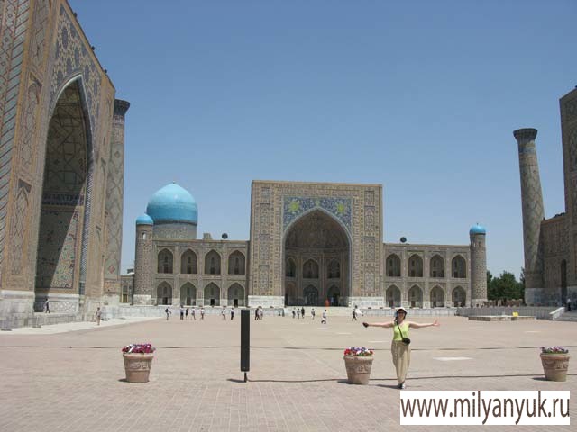 На главной площади тогдашней столицы располагается торговый и религиозно-педагогический центр, сокровищница древней арабской культуры и архитектуры. Площадь Регистан. 